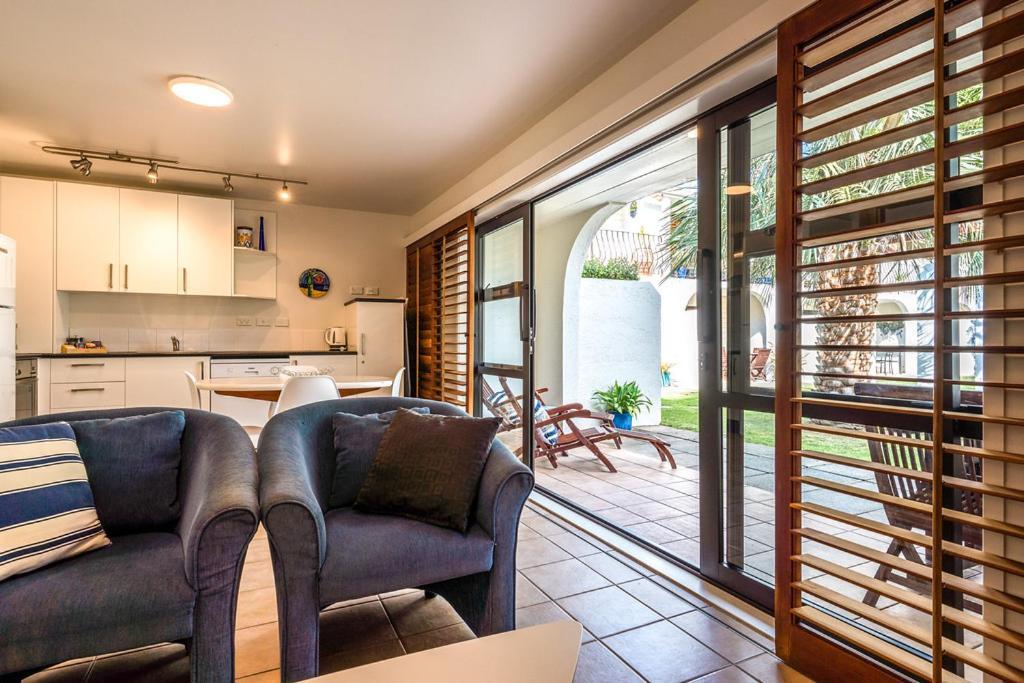Onetangi Beach Apartments Exterior foto